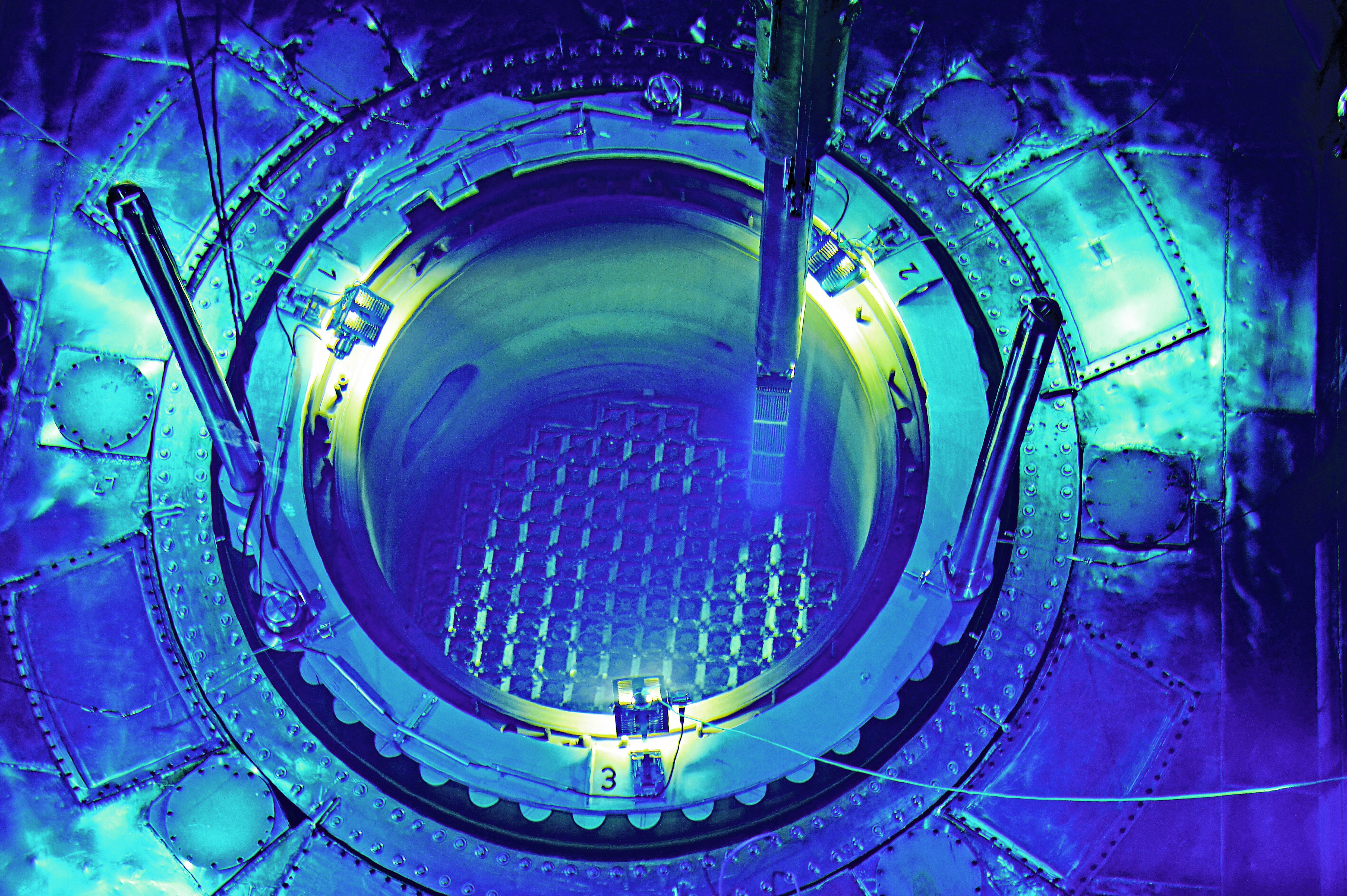 Das Reaktorbecken wurde für den Brennstoffwechsel mit Wasser geflutet und ein Element wird unter Wasser durch das Betriebspersonal (Operateure) mit dem Manipulator in den Reaktorkern eingesetzt. 