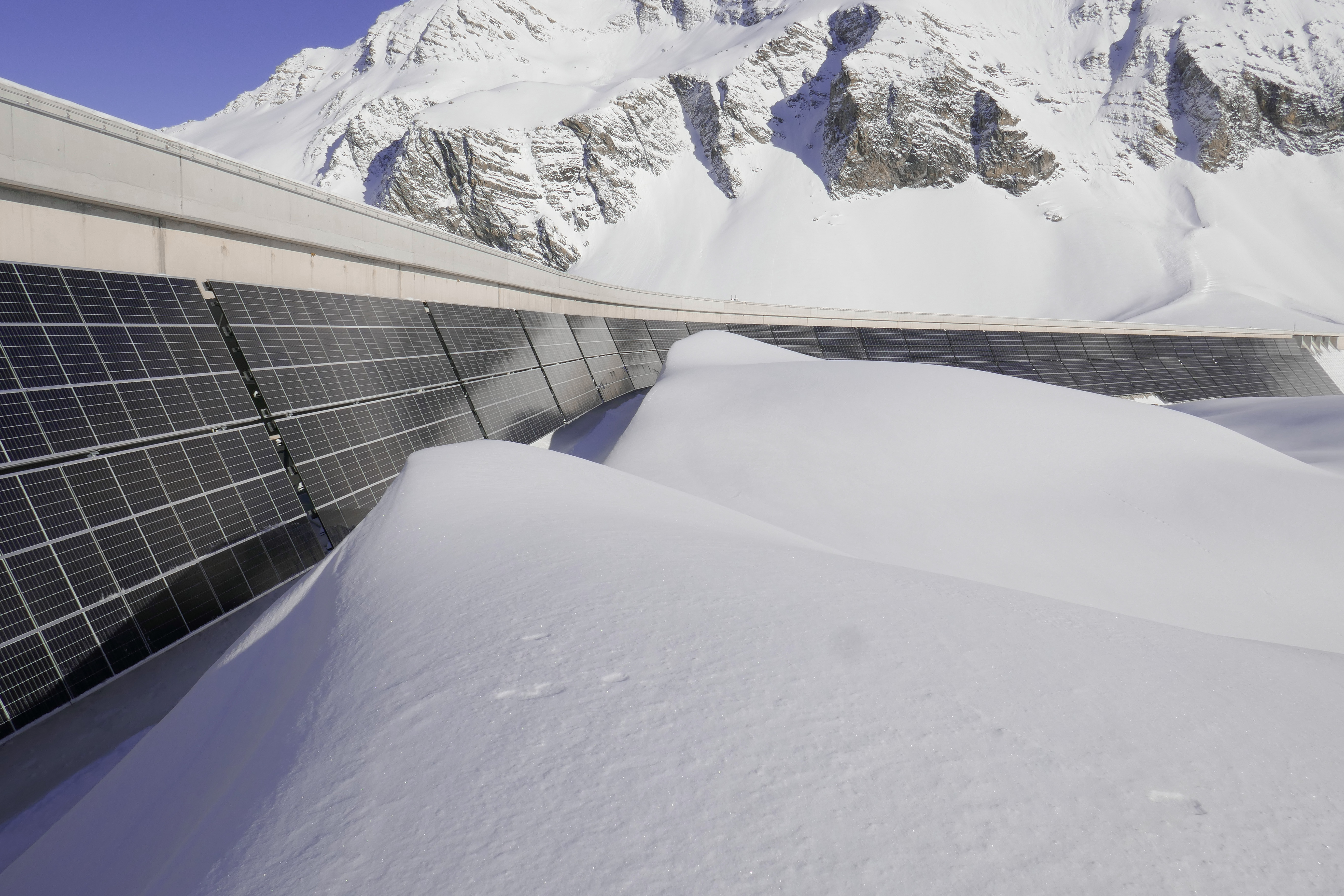 Und wir haben bereits Erfahrung beim Bau von Solaranlagen in den Bergen mit dem Projekt AlpinSolar an der Muttsee-Staumauer in den Glarner Alpen