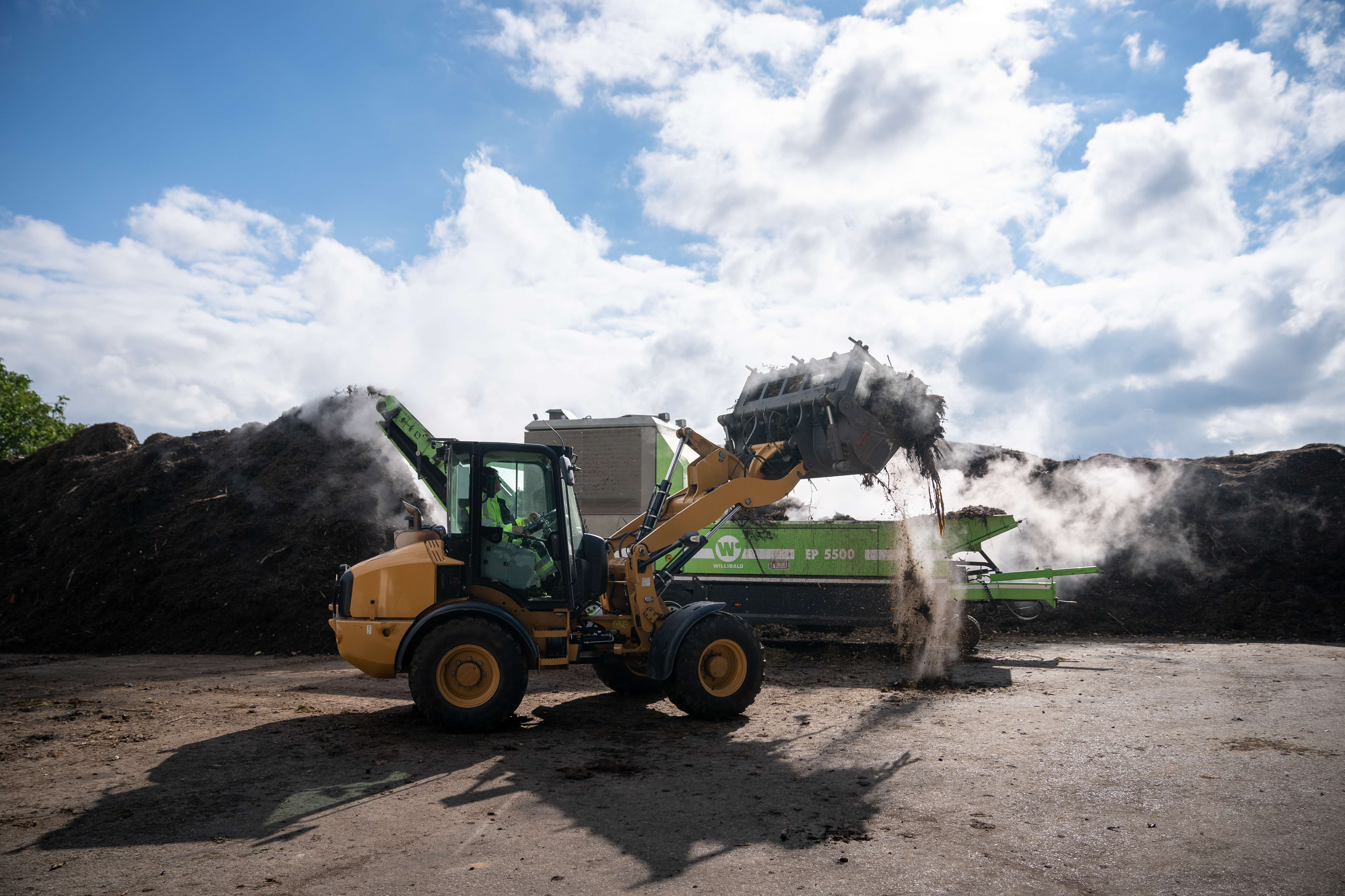 Shredding biomass: Green waste and branch material are shredded to a diameter of 25 cm