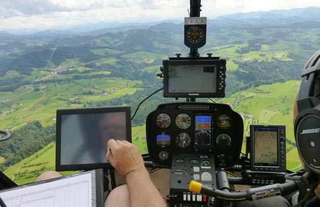 The survey data is displayed and monitored during the flight. (©BSF Swissphoto)