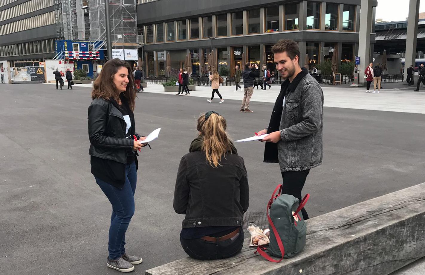 Friday afternoon: First interviews with passers-by bring a view from the outside on the problem. It quickly becomes clear that many people are not even aware of how much energy we consume in everyday life.