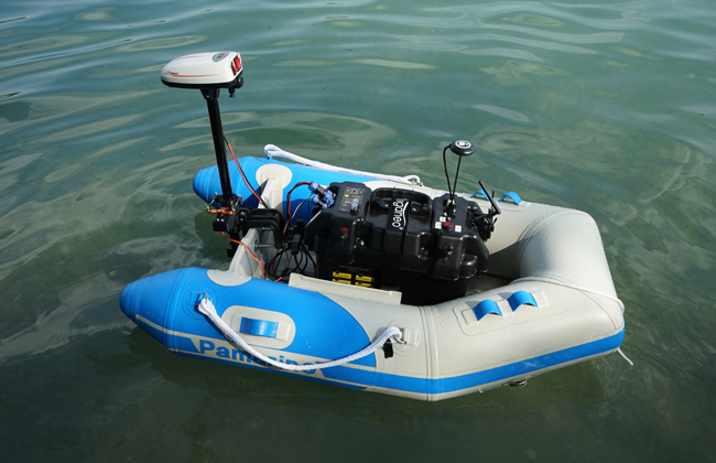 An autonomous boat takes measurements of underwater structures in order to detect deposit accumulation on the dam wall early on.