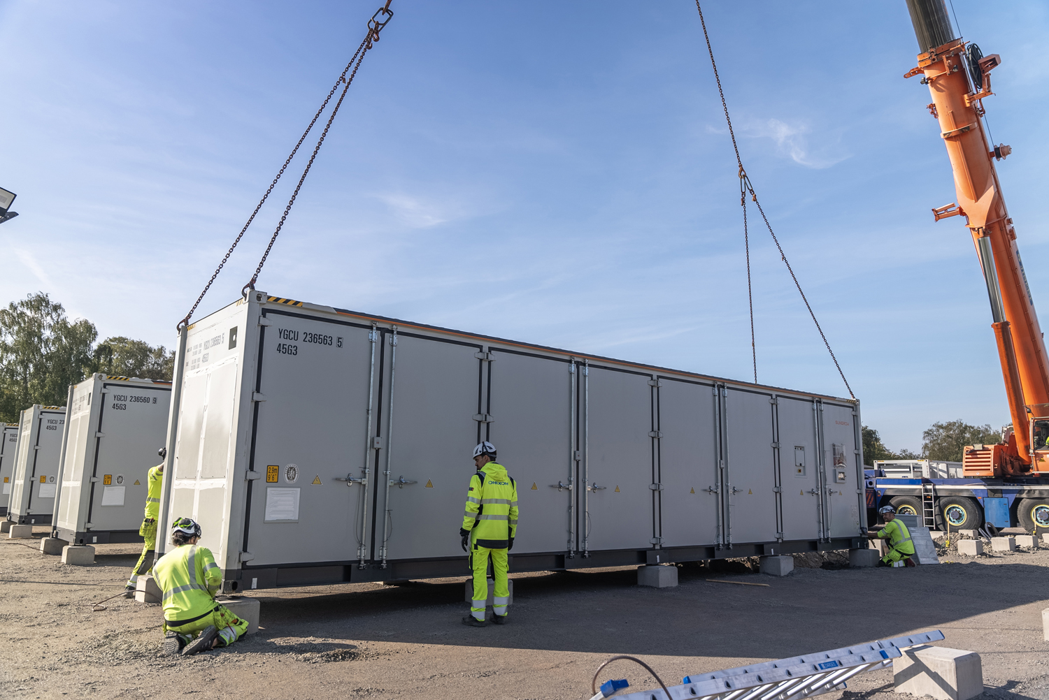 Im Herbst 2023 wurden die Batteriespeicher-Container angeliefert. Das neue Batteriespeichersystem wird in der Region Landskrona zur Bereitstellung von Regelenergie für das Netzgleichgewicht eingesetzt. 
