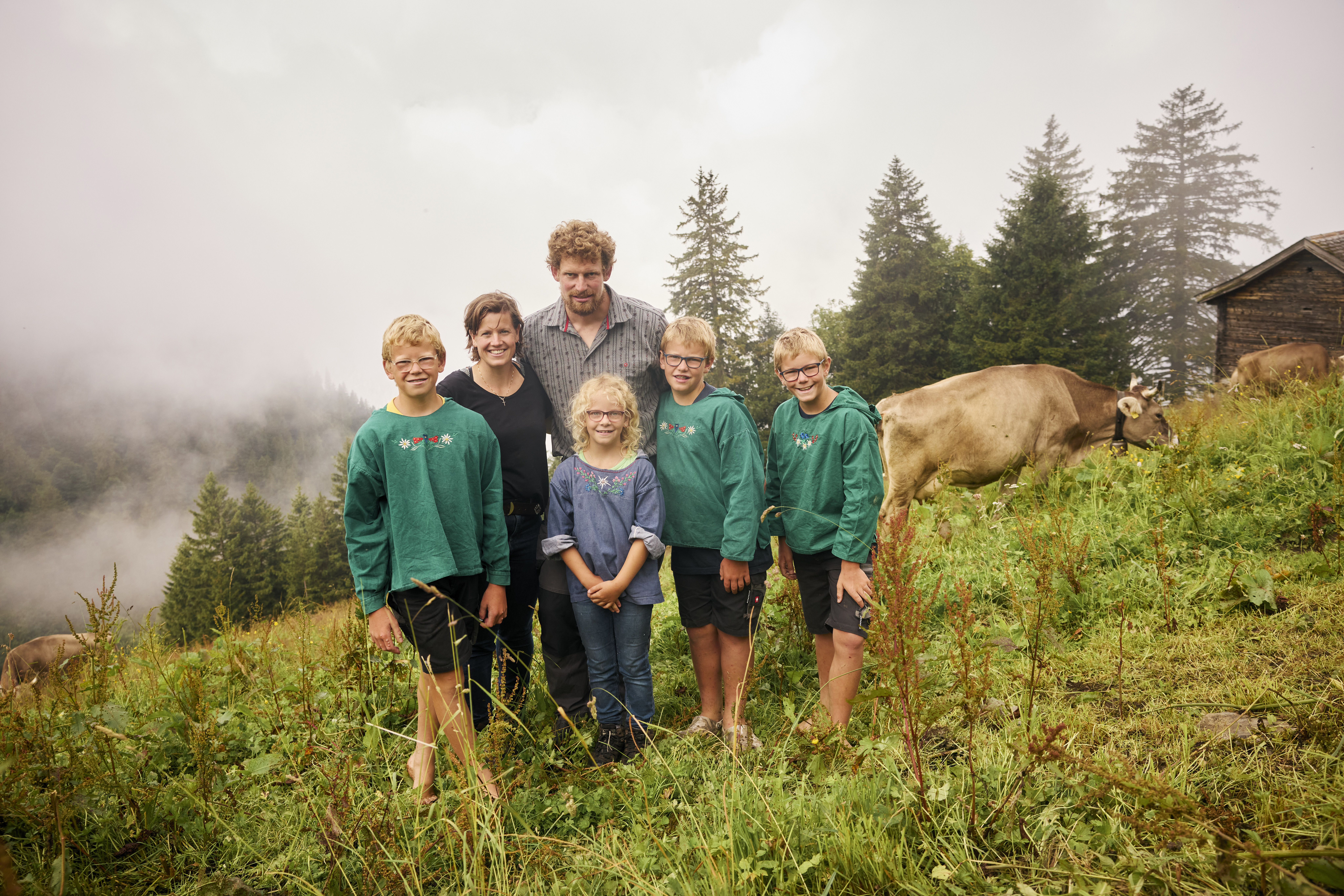 Die Familie Hefti bewirtschaftet die Alp Guetbächi mit Herzblut – nun unterstützt von Sonnenenergie.