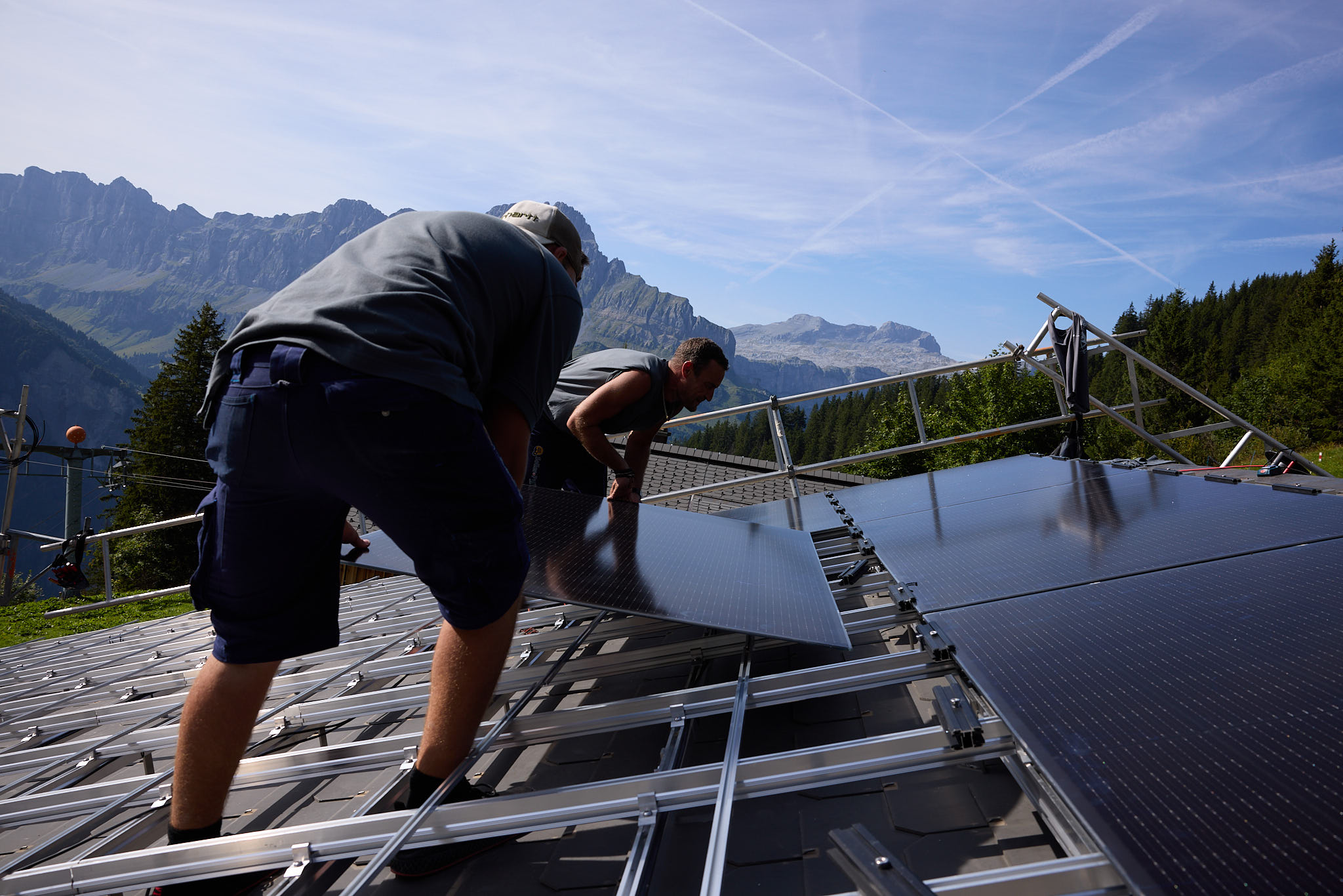 Die CKW installiert auf 1600 Metern über Meer eine moderne Photovoltaikanlage – mitten im Glarnerland.
