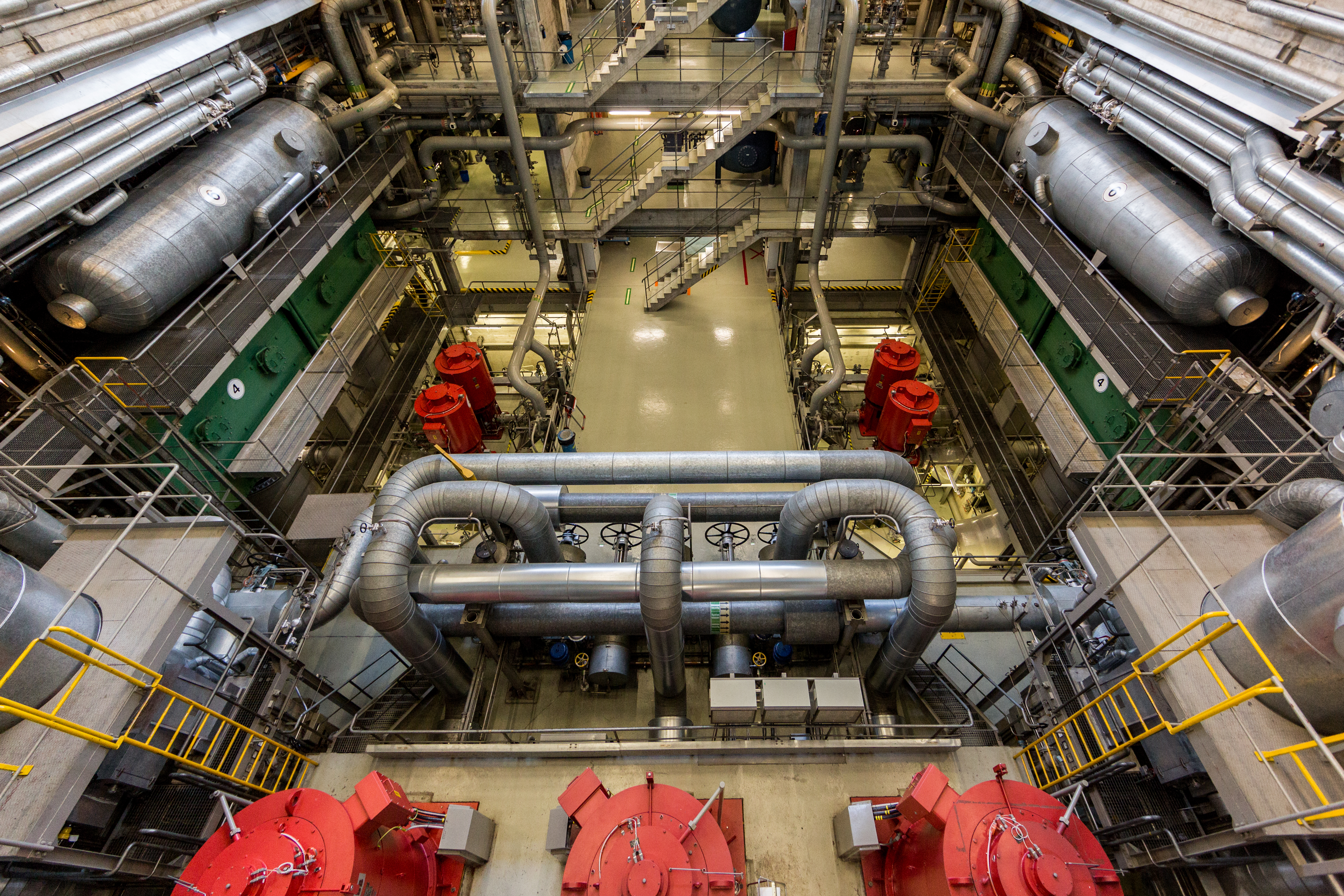 Blick in das KKB Maschinenhaus. Zu sehen sind Kondensatpumpen, Vorwärmer sowie Rohrleitungen des Speisewassersystems. 