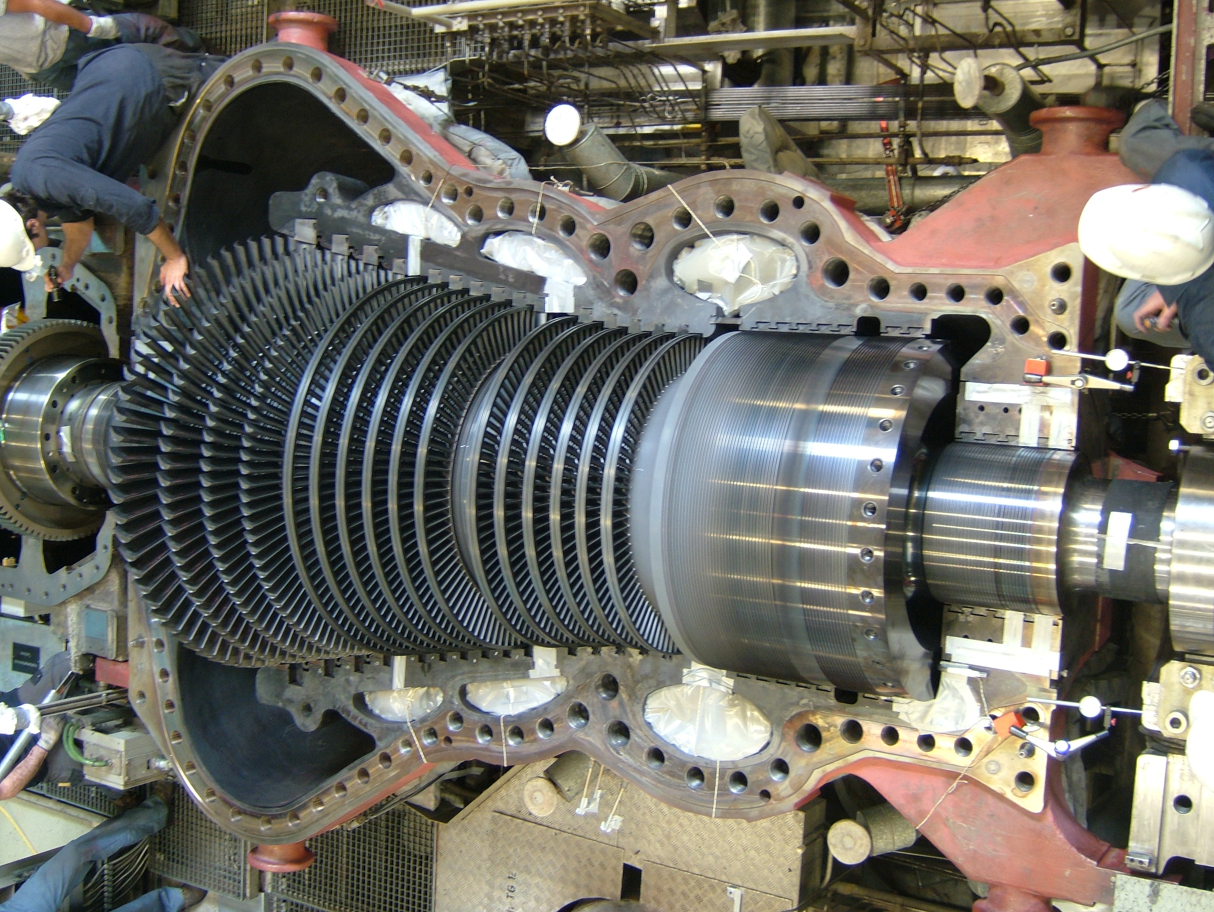 Inspektions- und Revisionsarbeiten an der Hochdruckturbine einer der insgesamt vier Turbogruppen, welche via Generator den Strom produzieren. 
