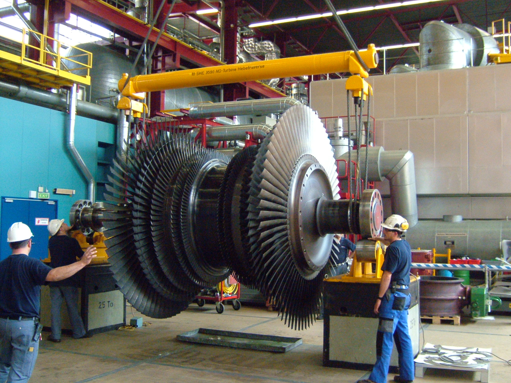 Inspektions- und Revisionsarbeiten am Rotor der Niederdruckturbine einer der insgesamt vier Turbogruppen, welche via Generator den Strom produzieren. 