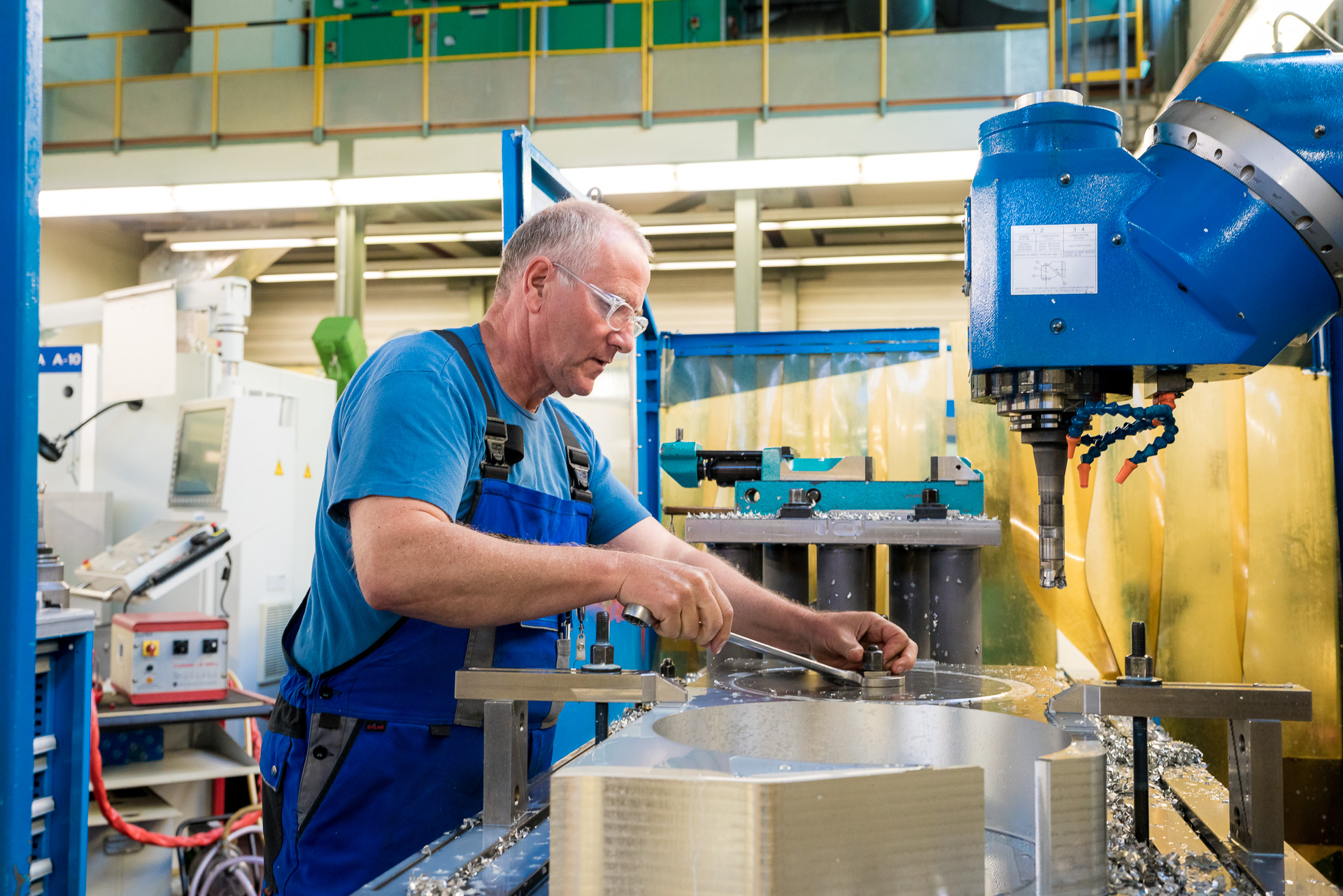 Ein Mitarbeitender der kraftwerkseigenen Werkstatt stellt ein Hilfswerkzeug für die Instandhaltung einer Komponente her. 