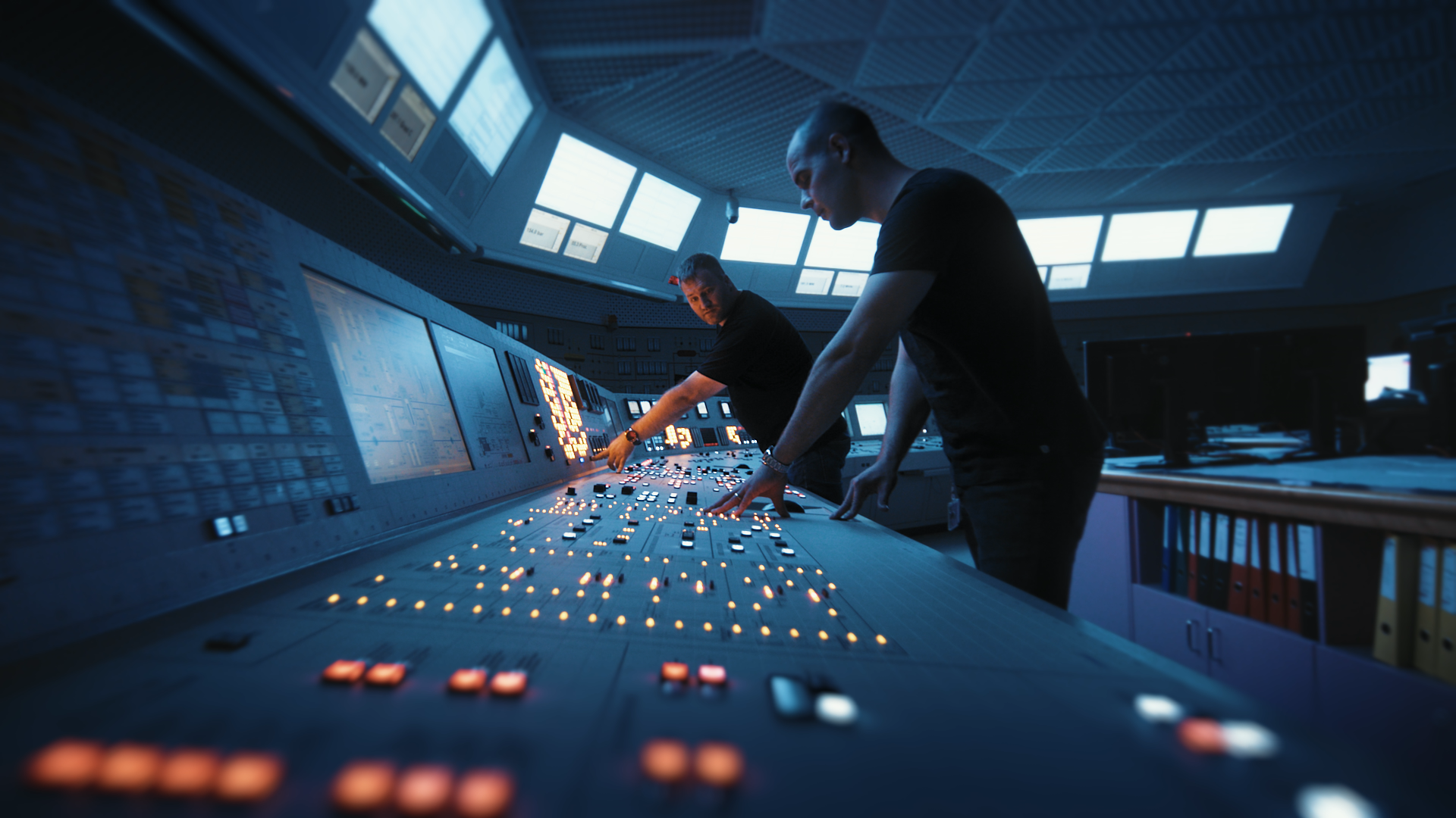 Zwei Operateure trainieren am kraftwerkseigenen Kommandoraumsimulator die Zusammenarbeit der involvierten Stellen im Normalbetrieb und in Störfallszenarien.
