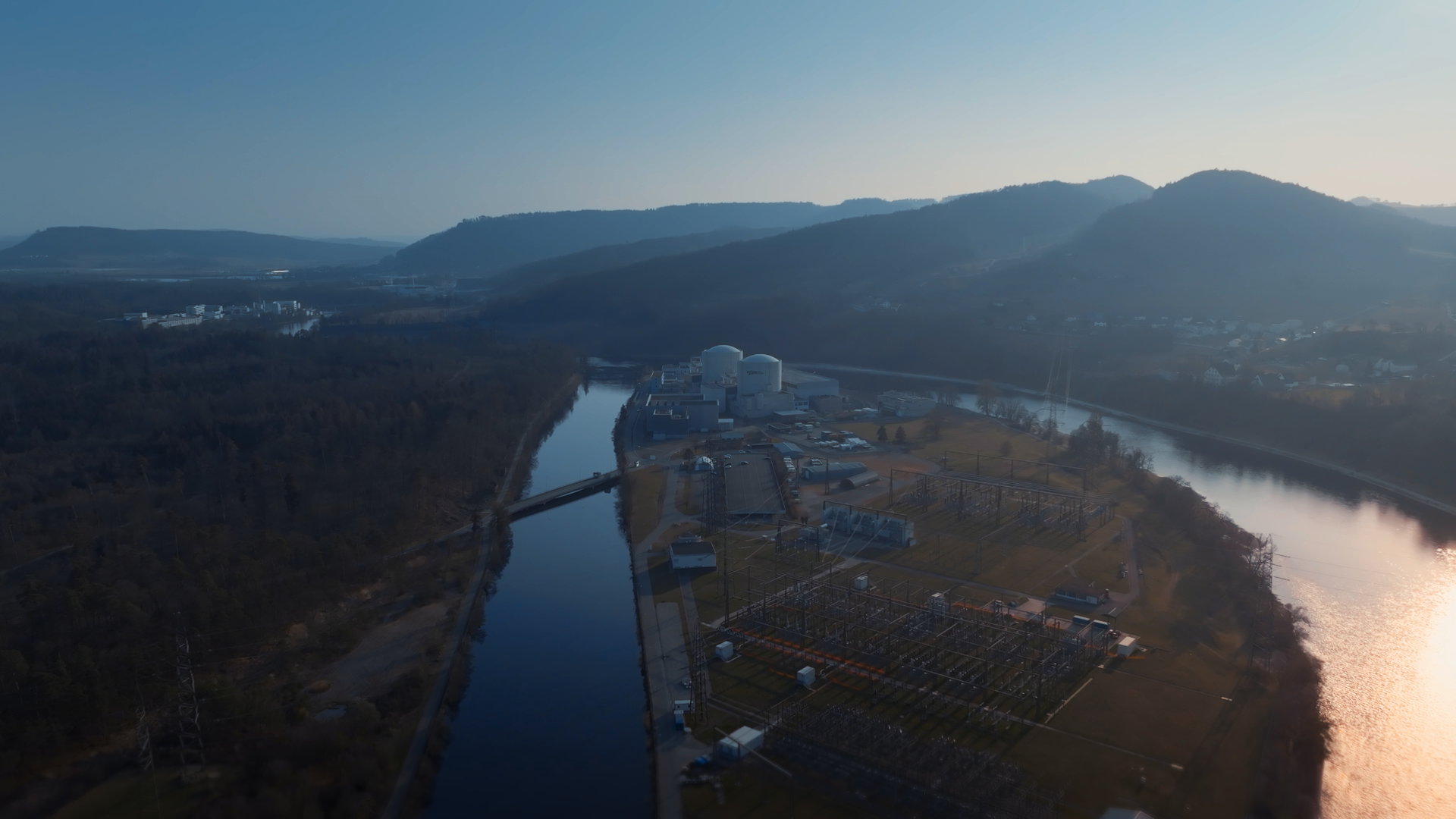 Ein neuer Tag beginnt auf der Kraftwerksinsel Beznau mit dem Ziel, zuverlässig CO2-freien Strom für die Schweizer Bevölkerung sowie Fernwärme für das untere Aaretal zu produzieren. 