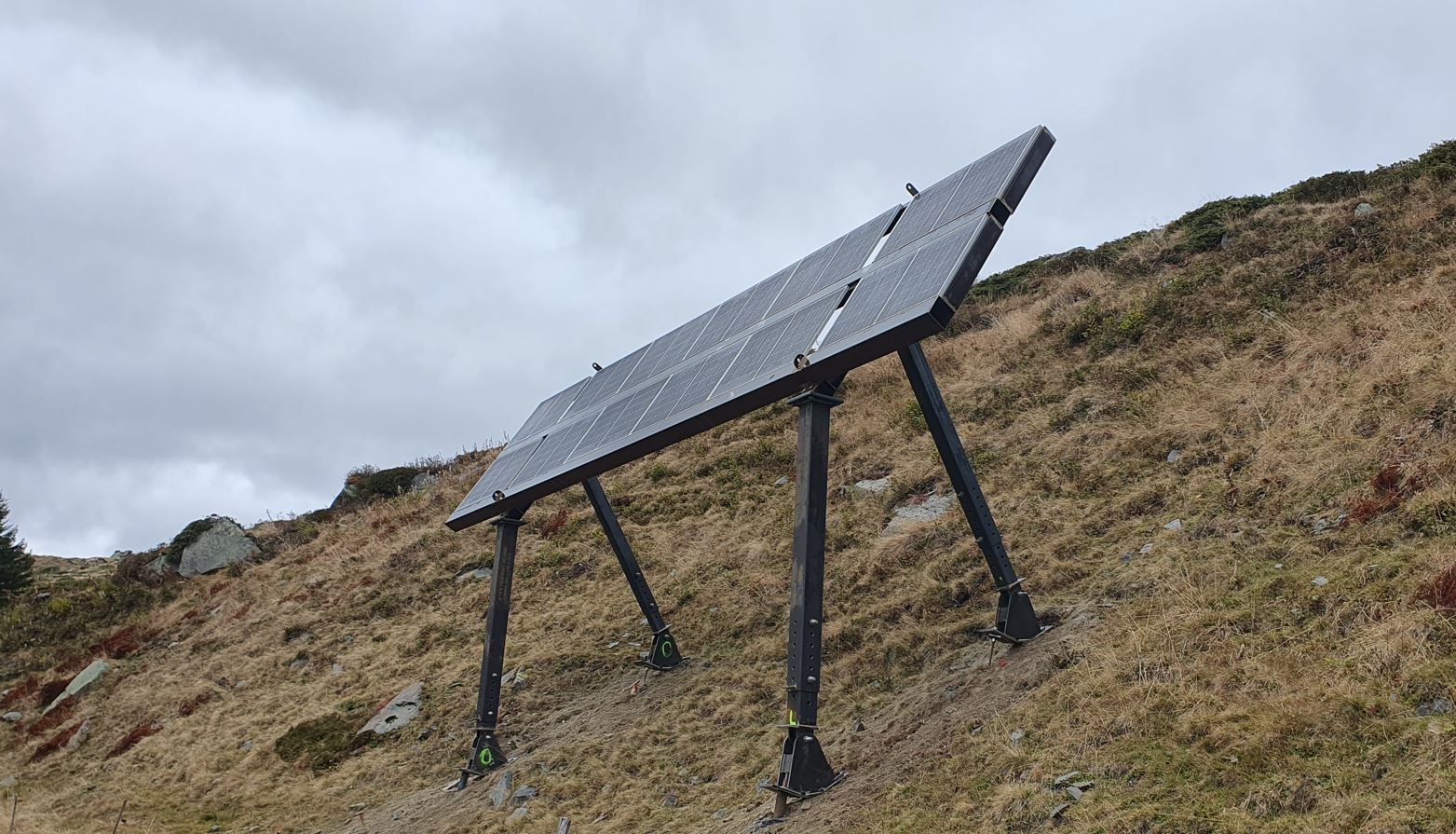 Test installation in Tujetsch at the NalpSolar solar project - Such installations are also to be used in the Glarus Süd Solar project