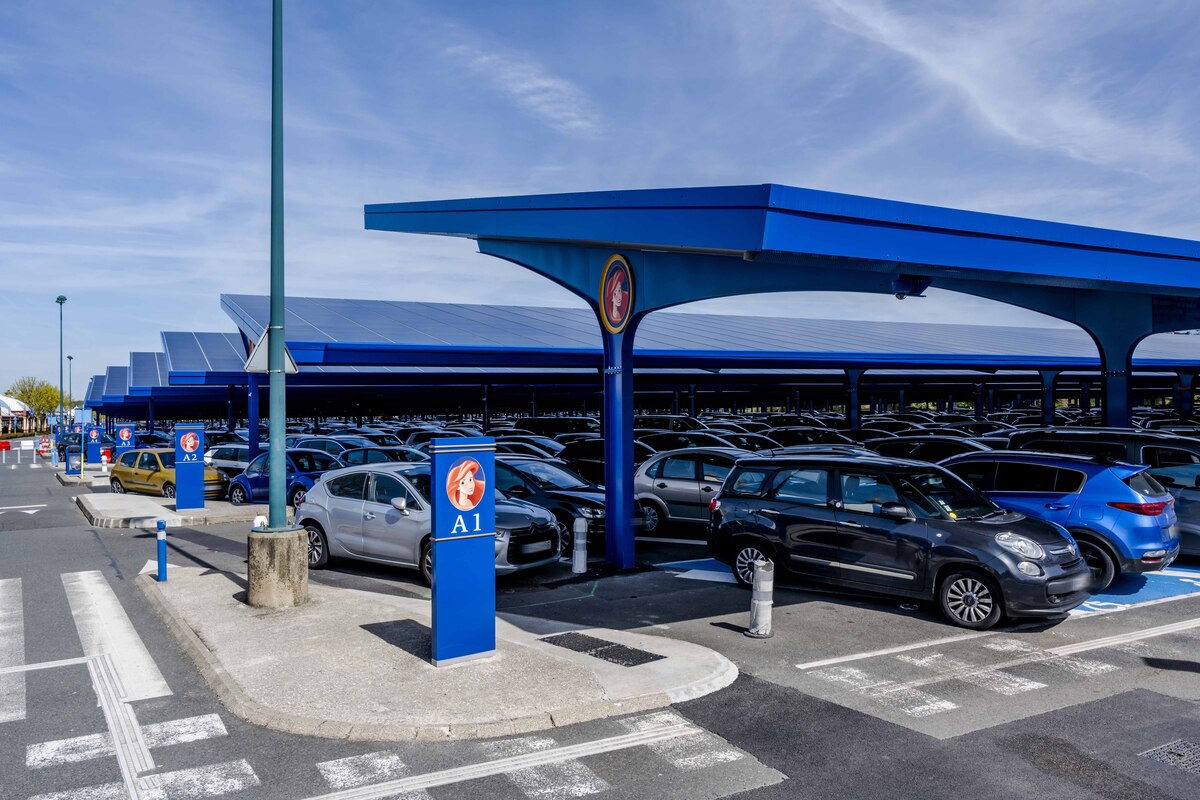 Parking Canopies – Leisure park - 35 MWp (©Disneyland Paris)