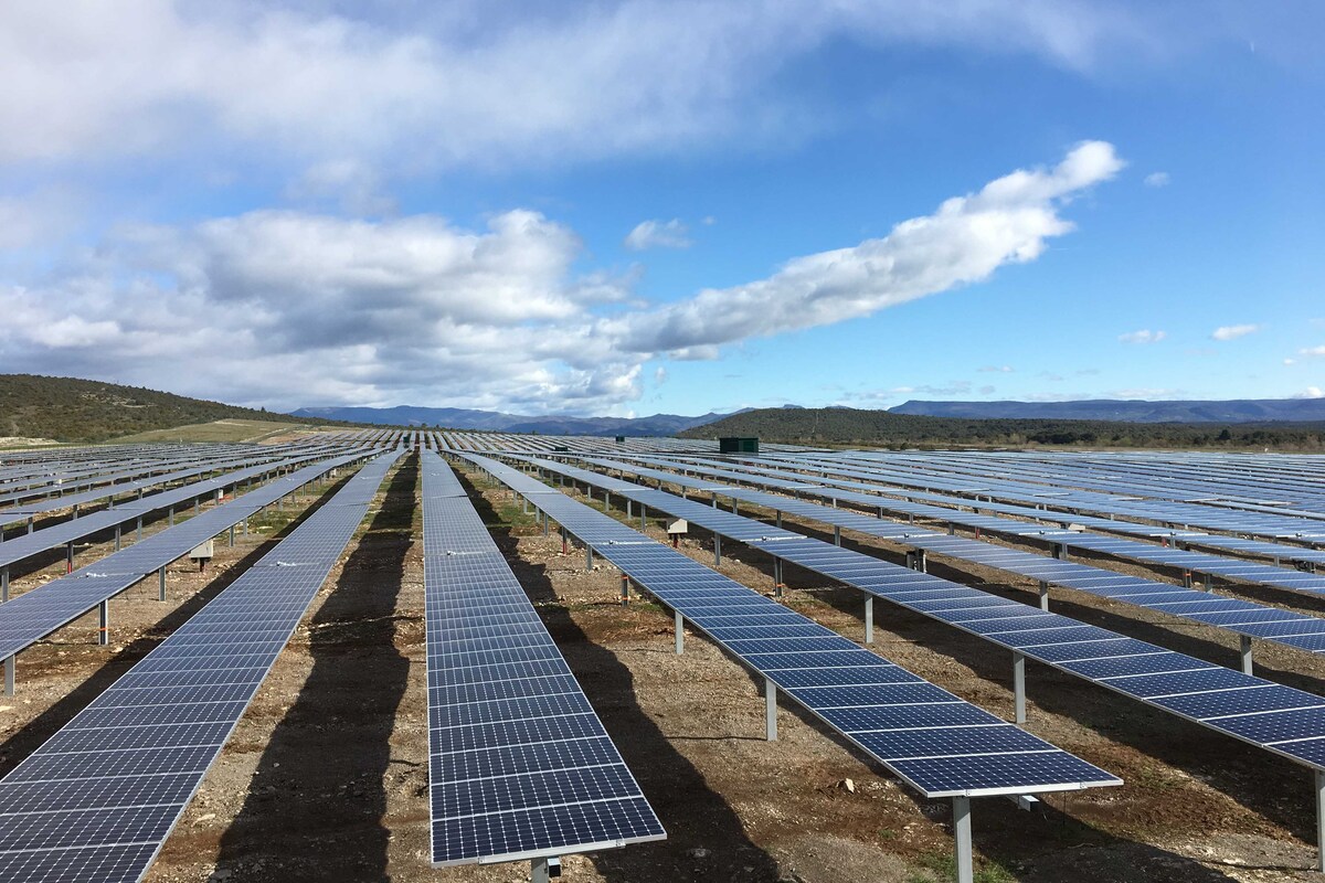 Solar panel tracking system