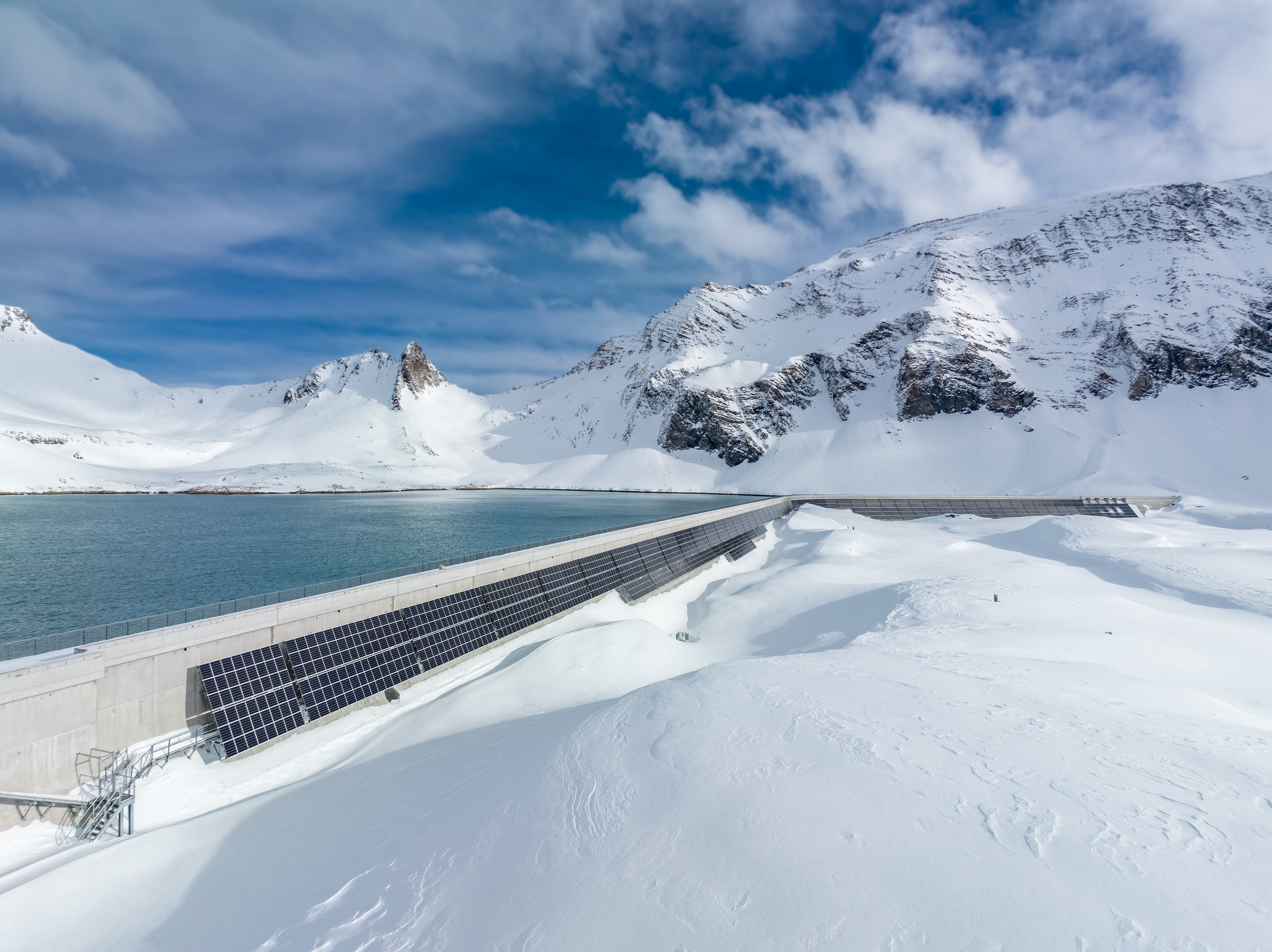 Die alpine Solaranlage ist seit Ende August 2022 vollständig am Netz und liefert besonders in den kalten Monaten wichtigen Winterstrom.