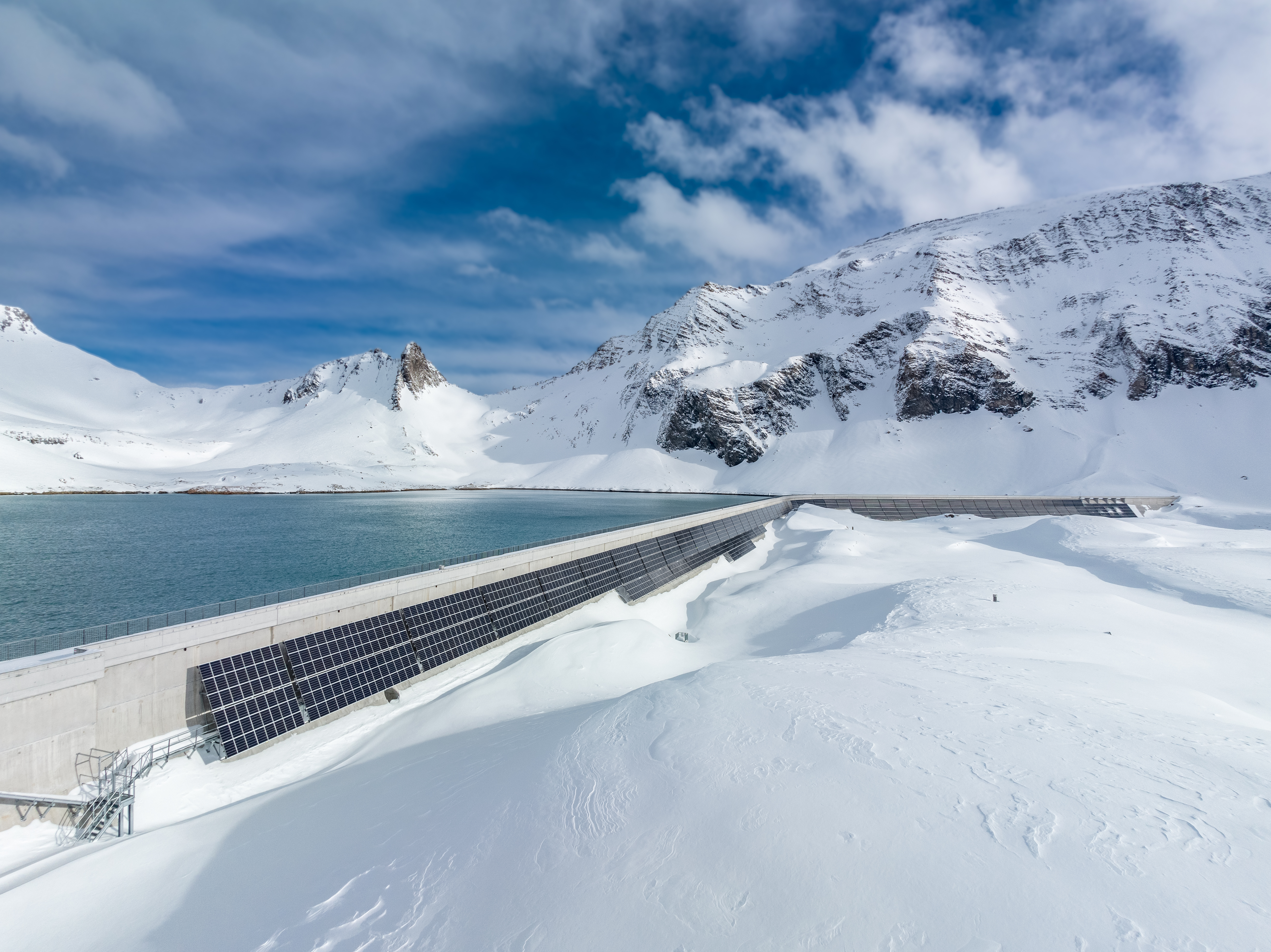 The alpine solar system has been fully connected to the grid since the end of August 2022 and supplies important winter electricity, especially in the cold months.