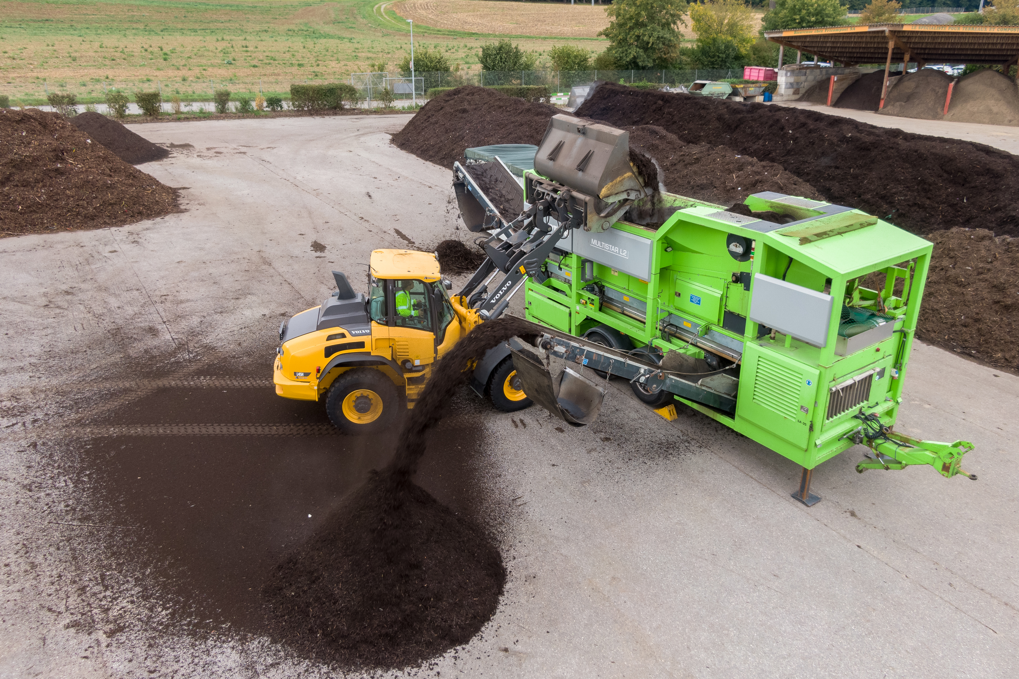 Screening compost, fertiliser and humus: Using drum and star screens, the material is processed into various grain sizes from 10, 15, 20 and 30 mm