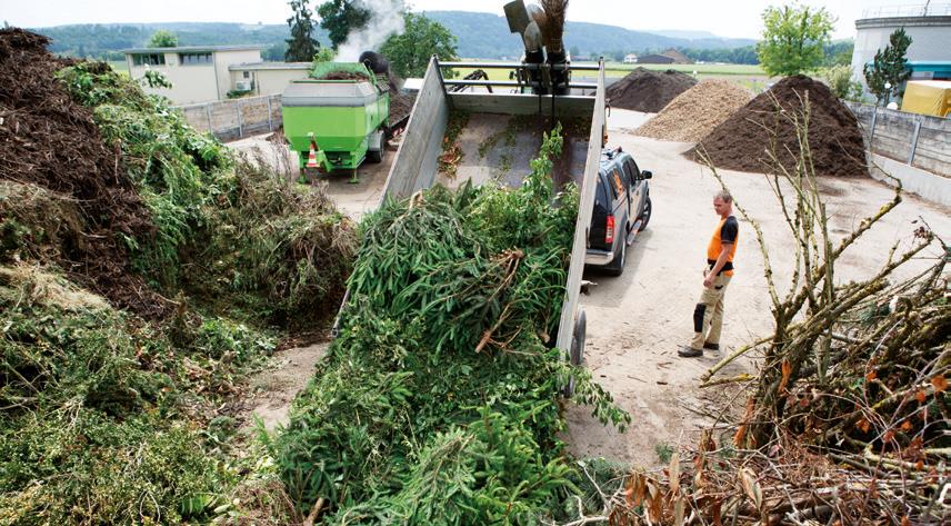 Verwerten von Grüngut: Das zerkleinerte Grüngut wird der geeigneten Verarbeitung zugeführt