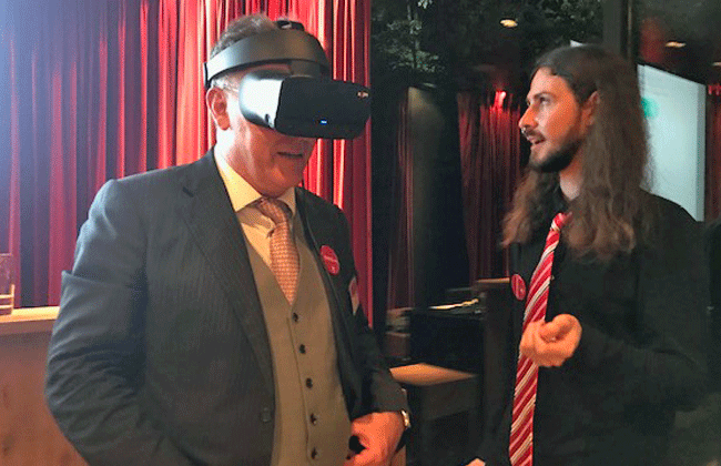 Botschafter Urs Bucher entdeckt die Axpo Virtual Reality Experience