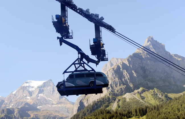 Der Oldtimer "Silberpfeil" wird auf den Berg gehievt