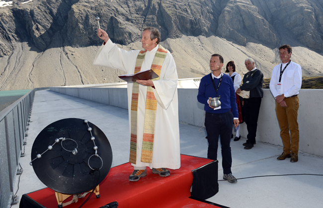 Protection and benediction: Minister Josef Kohler of Glarus christens the dam