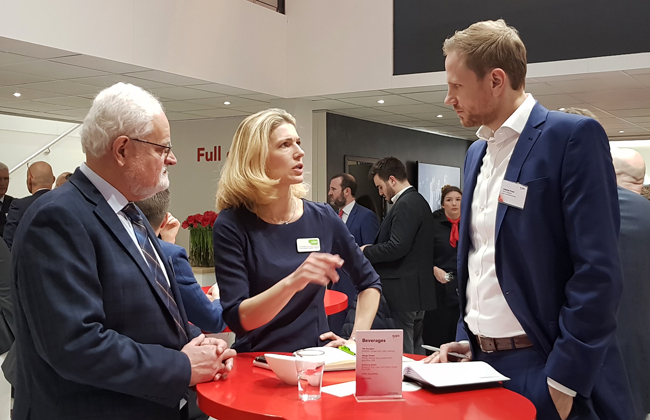 Johannes (rechts) im Gespräch mit Dorothée Kastner-Haas von E2M und Peter Juch, Head Strategic Initiatives Trading & Sales
