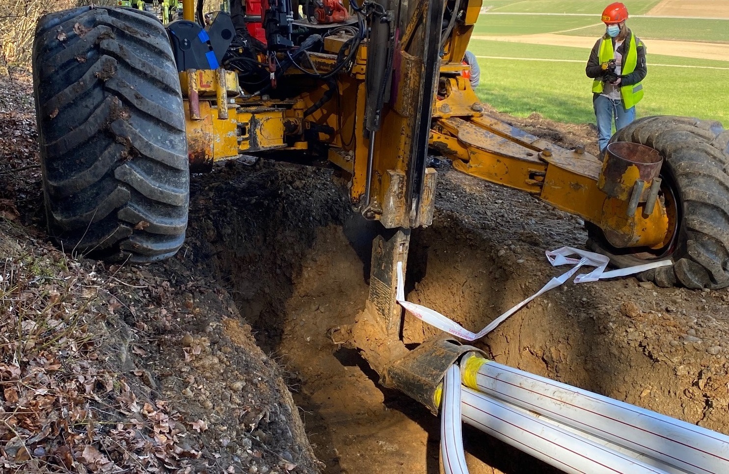 The ploughing machine pulls the cable protection conduits for the high voltage cable directly into the ground.