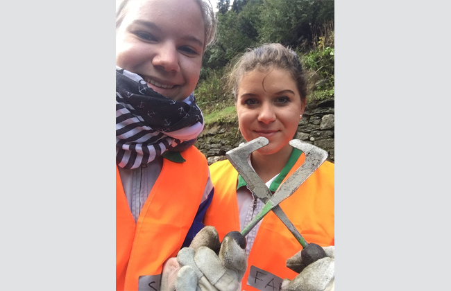 Selina Peter (links) und Fabienne Fanti von der Gemeinde Fislisbach packen genauso hart mit an, fotografieren und berichten über ihr Lehrlingslager.