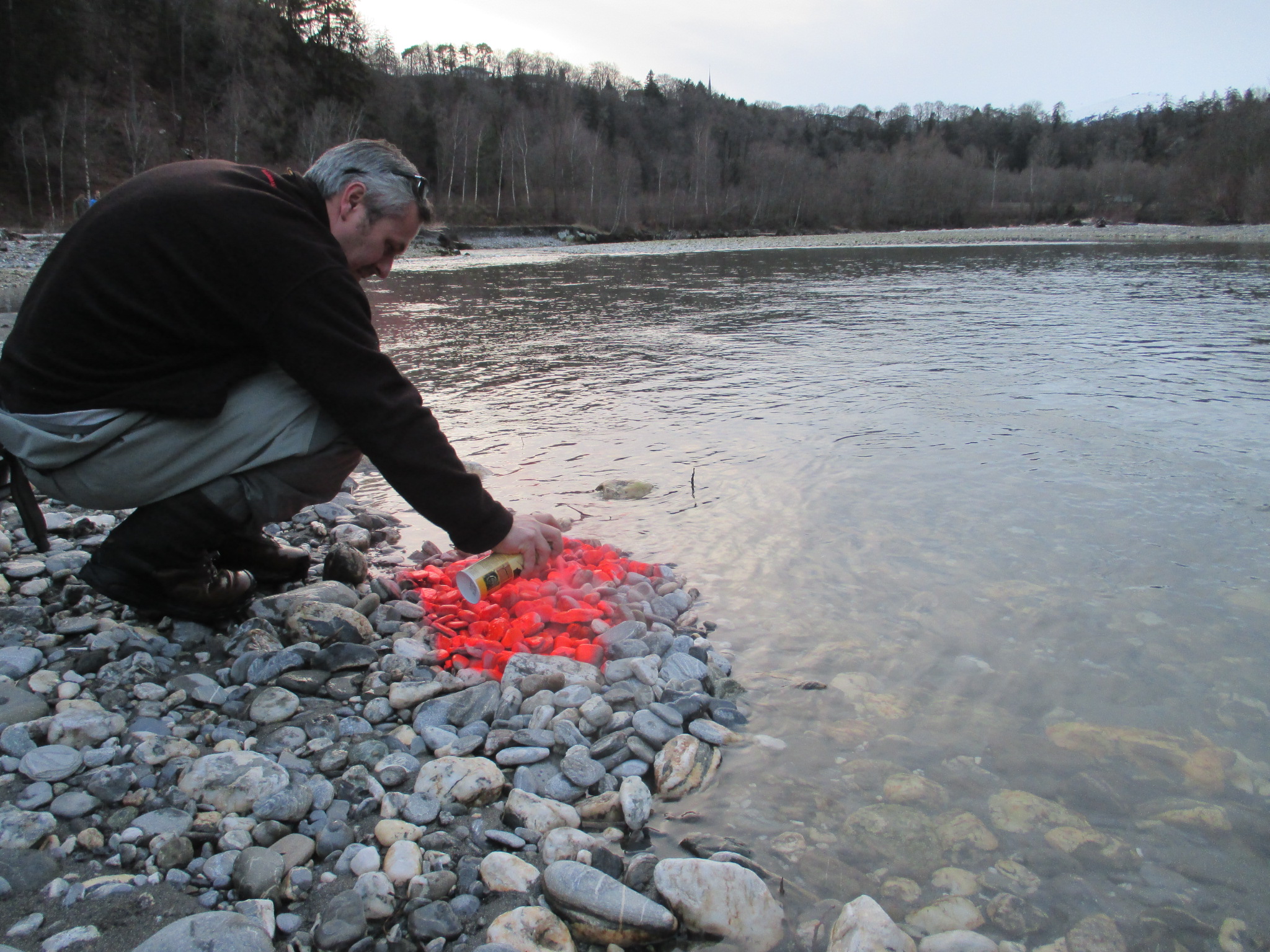 Ricardo Mendez, water and fish biologist in Environment/Water Management, placing markers in the Vorderrhein riverbed for hydro peaking studies.