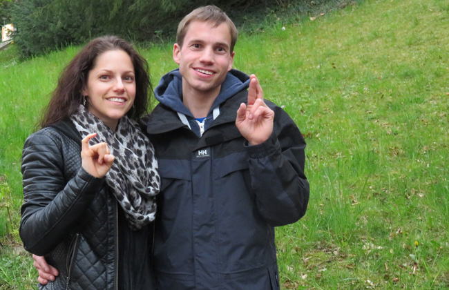 Um mit Roger kommunizieren zu können, wendet Daniela Gebärdensprache an.