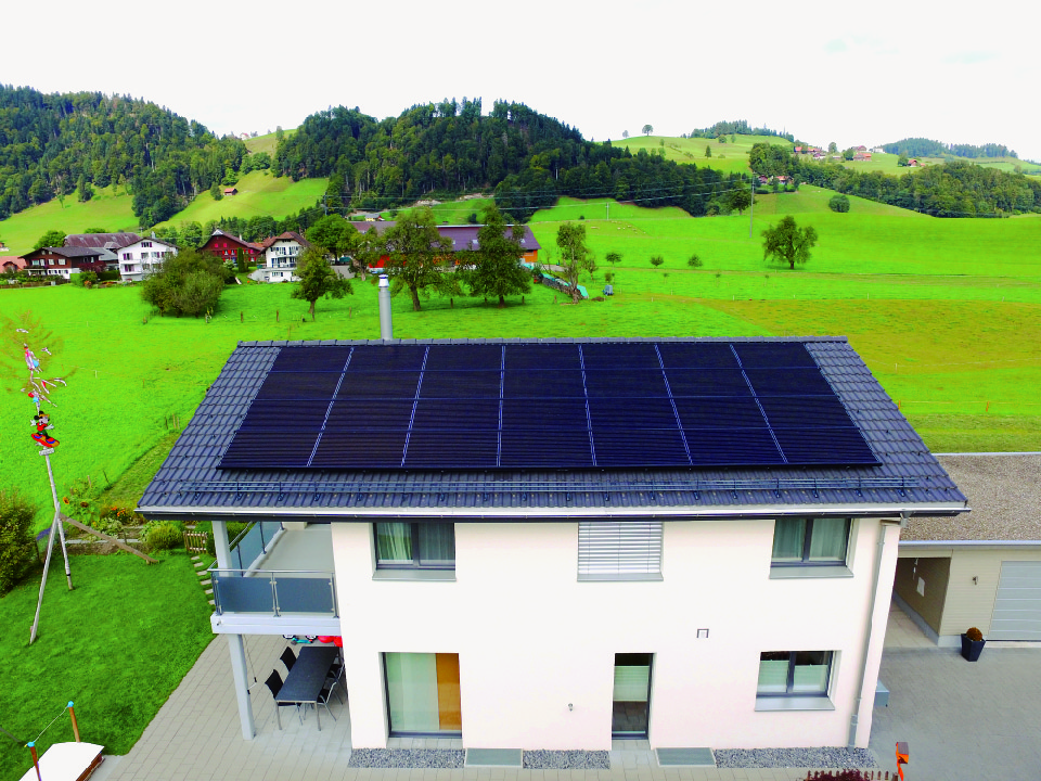 Angebaute Solaranlage: Diese Solaranlage wird auf ein bestehendes Dach montiert. Es muss eine feste Verbindung zum Gebäude bestehen.