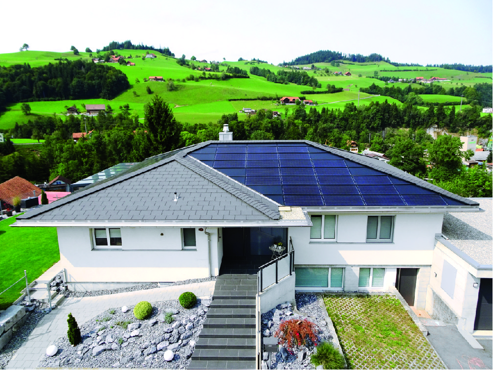 Integrierte Solaranlage: Dieser Typ einer Solaranlage ersetzt die Fassade oder die Dachhaut (Ziegel). Immer öfter werden Solarmodule auch als Geländer eingesetzt.                           