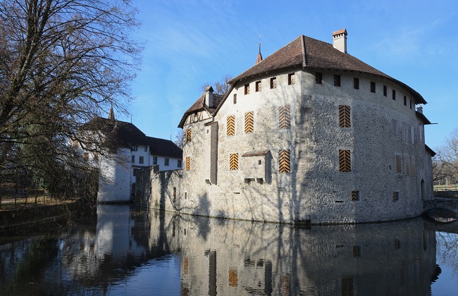 Schloss Hallwyl, eines der bedeutendsten Wasserschlösser der Schweiz. Es befindet sich auf zwei Inseln im Aabach (Gemeinde Seengen AG)