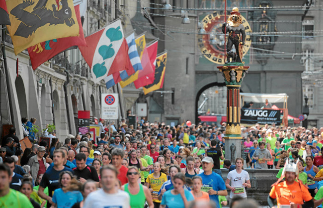 LäuferInnen: knapp 30'000 Läuferinnen und Läufer waren letzten Samstag in Bern mit dabei. Alle kriegten nach ihrem Lauf eine Banane