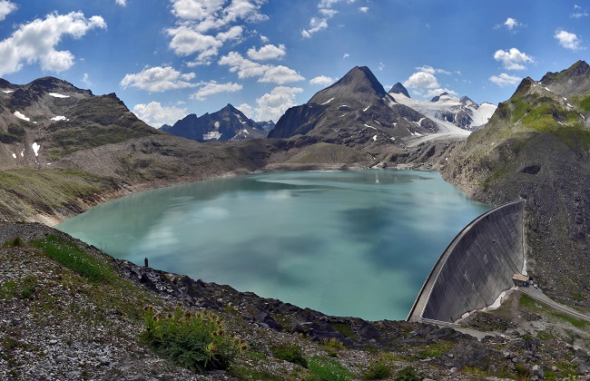 Das ist der Griessee mit dem Griesgletscher im Hintergrund. Er liegt im Wallis oberhalb von Ulrichen. Das Wasser wird allerdings von der Maggia Kraftwerke AG turbiniert. Die «Officine idroelettriche della Maggia SA» (Ofima) gehört zu 30 Prozent Axpo