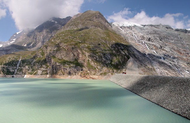 Wir sind im Wallis beim Stausee Mattmark oberhalb von Saas-Almagell, der durch einen 120 Meter hohen Erdschüttdamm aufgestaut wird. Die Kraftwerke Mattmark gehören mehrheitlich Axpo (38,8 %) und CKW (27,78%), die mittlere Jahresproduktion liegt bei 649 Mio. kWh