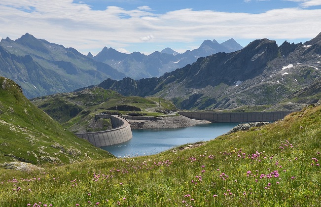 Der Lago del Narèt ist ein Stausee in der Gemeinde Lavizzara am Ende des Valle Maggia. Er gehört zur Ofima und wird von gleich zwei Staumauern (Gewichtsstaumauer mit 260 Meter Kronenlänge und Bogenstaumauer mit 440 Meter) aufgestaut