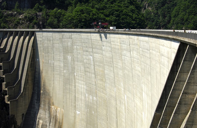 Die 220 Meter hohe Verzasca Staumauer ist bekannt für einen der besten Stunts aus dem Film «Golden Eye» mit Pierce Brosnan als 007-James Bond. Und nein, diese Stauanlage gehört nicht zum Portfolio von Axpo. Imposant ist sie aber allemal