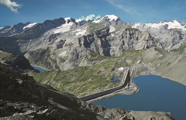 Ja klar, das ist der Muttsee. Und 630 Meter weiter unten liegt der Limmernsee. Die Staumauer ist mit 1050 Metern die längste der Schweiz und die höchstgelegene von ganz Europa (2500 m.ü.M.). Das PSW Limmern verfügt über eine Pump- und Turbinierleistung von 1000 MW