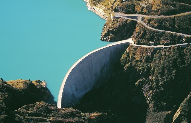 This reservoir in the Canton of Grisons is known for the attractive colour of its waters. What's it called?