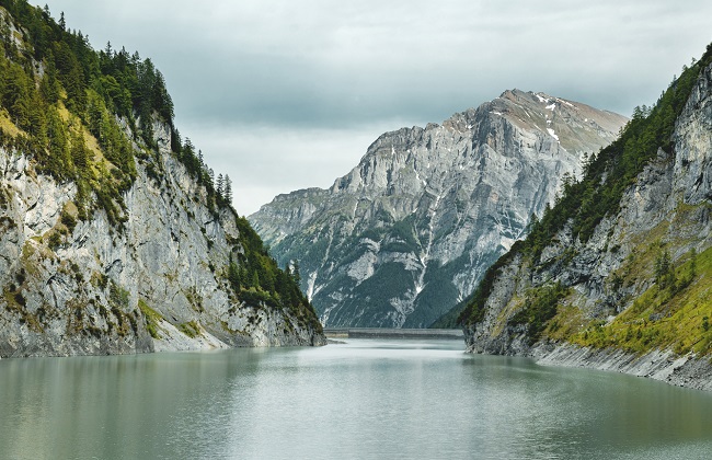 This lake is located in a spectacular landscape. Where?