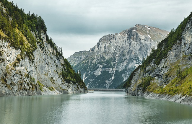 This is the Gigerwald Reservoir, located in the Calfeisen Valley in the town of Pfäfers (SG). The Gigerwald Reservoir is part of the Kraftwerke Sarganserland (KSL) pumped storage plant built between 1971 and 1977 and is a partner plant of the Canton of St. Gallen and Axpo. It uses the water flowing from the upper Weisstannen Valley, the Calfeisen Valley and the Tamina Valley and generates an annual average of 460 million kWh of electricity