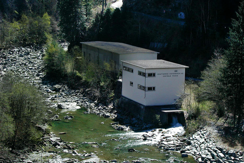 This is the Thusis powerhouse belonging to Kraftwerke Hinterrhein. KHR has a three-stage power plant group with storage, pumped storage and run-of-river power plants, a turbine capacity of 650 MW, and a pump capacity of 90 MW