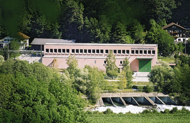 Of course, these are the Illanz power plants (Kraftwerke Illanz AG). They are owned by Axpo (85% ), the Canton of Grisons (10%) and the concessionary communities of Breil/Brigels, Waltensburg/Vuorz, Andiast and Ilanz/Glion