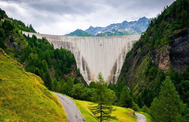 This is the Luzzone dam belonging to the Blenio power plants. The plants use the pitch between the Carassina Reservoir (1708 metres a.s.l.) and the Biasca power plant (279 metres a.s.l.).  With 23 catchments, 90 kilometres of tunnels and pressure pipes, 3 dams and 3 power plants with a total installed capacity of 400 MW, they generate 835 GWh per year making them the second-largest hydropower producer in the Canton of Ticino