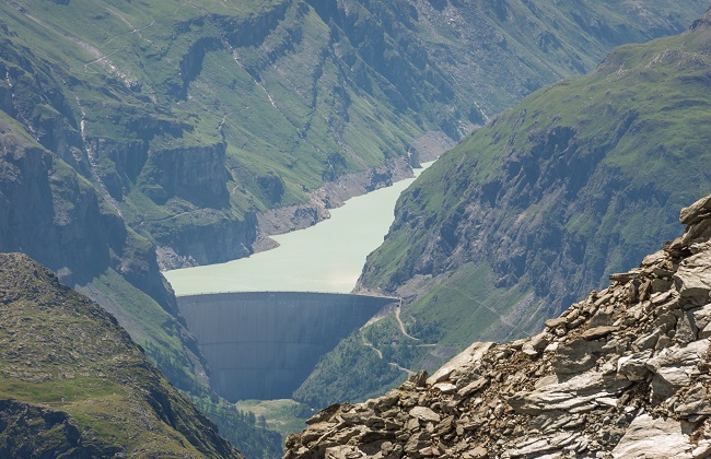 The Mauvoisin Lake is located 2000 metres a.s.l. in the Valais Alps. It is part of the various power plant stages of Forces Motorices de Mauvoisin SA, in which Axpo and CKW hold a share of 68 per cent