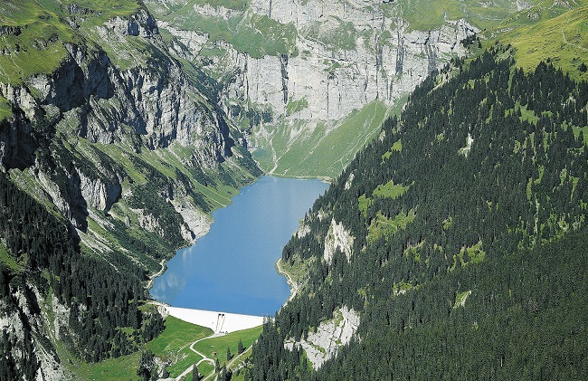 This is the Lag da Pigniu, also known as the Panixersee. The gravity dam is 53 metres high, 270 metres long and was built between 1984 and 1992. The Panixersee is part of Kraftwerke Illanz AG