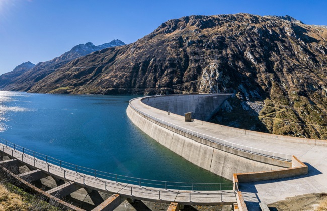 We are on the Lukmanier Pass and the lake is called Lai da Sontga Maria. The Santa Maria Reservoir belongs to Kraftwerke Vorderrhein, a partner plant of Axpo, the Canton of Grisons and the concessionary communities. The plants have an installed capacity of 331 MW