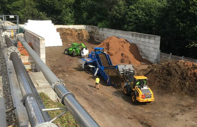 At the Kompogas site, the bales are stored until they find their way into the fermenter in winter