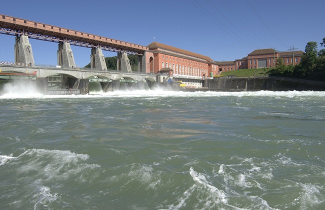 Genau, das Laufwasserkraftwerk Eglisau Glattfelden. Es wurde 1920 in Betrieb genommen. Heute leisten die neuen Turbinen bei einem Durchfluss von 500 m³/s zusammen 43,4 MW und produzieren jährlich im Mittel 318 GWh Strom.